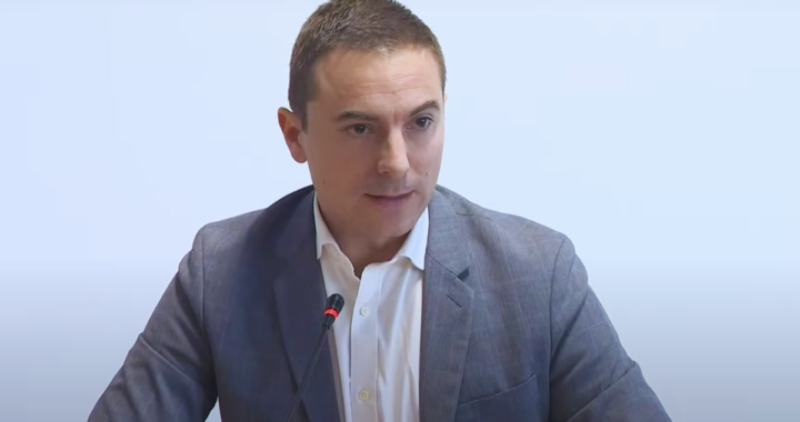 Un «linchado» Lobato se aferra a la Secretaría General del PSOE-M