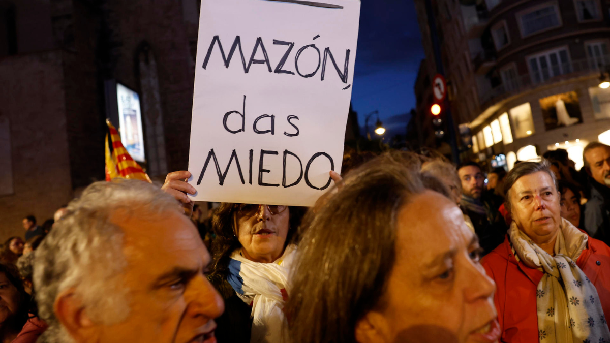 Multitudinaria manifestación bajo el lema «Mazón y Rovira, dimisión»