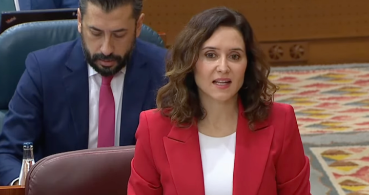 Ayuso afea que los «irrelevantes» de Vox repliquen «los mismos discursos del socialismo»