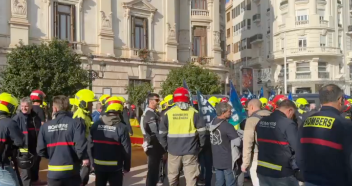 Bomberos se manifiestan en Valencia contra la «incompetencia» y «descoordinación» en la dana