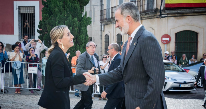 La presidenta extremeña aplaude la defensa de «la serenidad frente a la crispación» del Rey