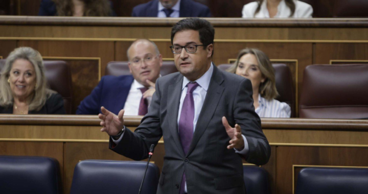 El Gobierno defiende que hay más recursos humanos para gestionar los trámites de extranjería