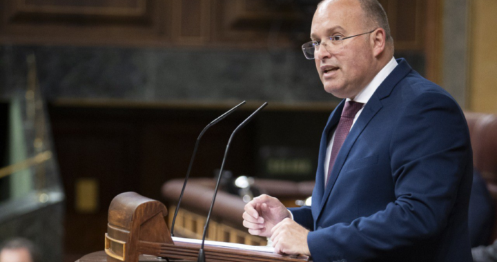 Tellado vierte «veneno» contra el ministro Torres: «No dimite porque a Sánchez le es más útil así»