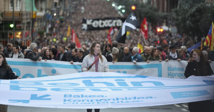 Miles de personas piden «abrir las puertas de las celdas» a los presos de ETA en Bilbao